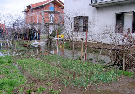УВЕСТИ „ВАНРЕДНУ СИТУАЦИЈУ“ У ЦИЉУ ЕФИКСАНИЈЕГ ДЕЛОВАЊА